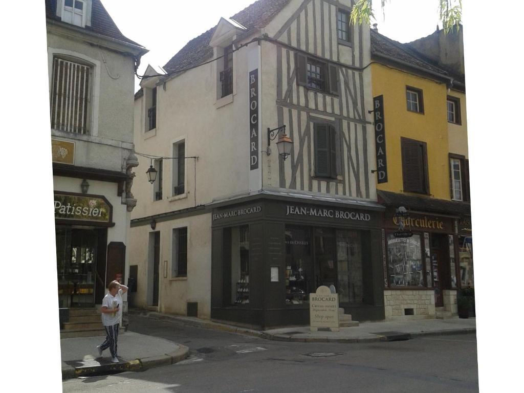 Les Appartements De Chablis Exterior photo